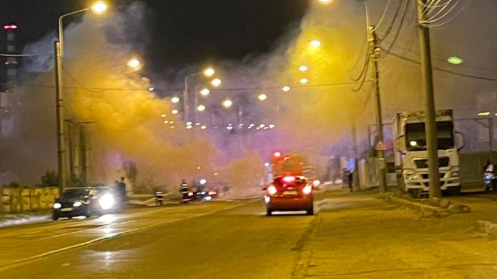 Accident mortal în Ploiești - 2 tineri au ars de vii în mașina care a luat foc după impactul puternic cu un stâlp