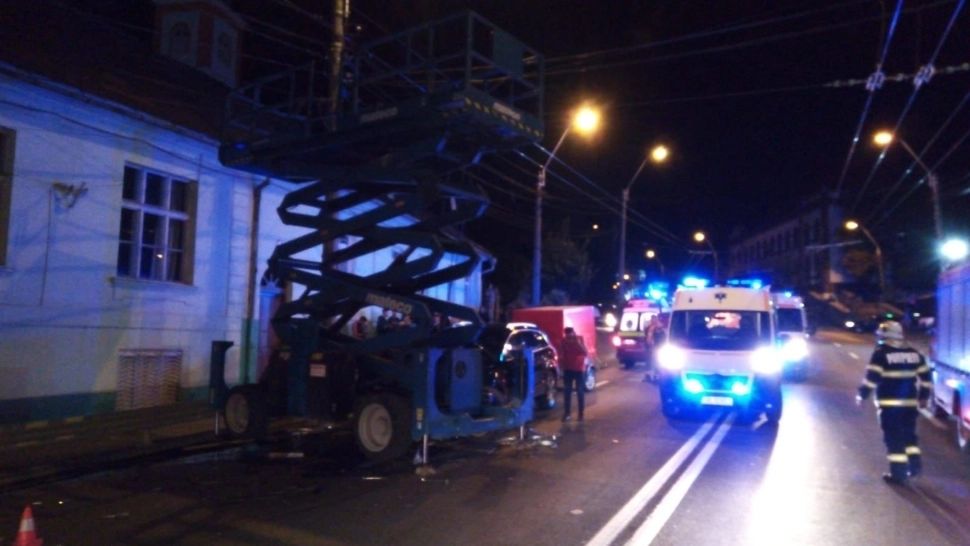 Un șofer care se uita pe tabletă a dat peste o platformă-lift auto. 4 oameni răniți, la Mediaș