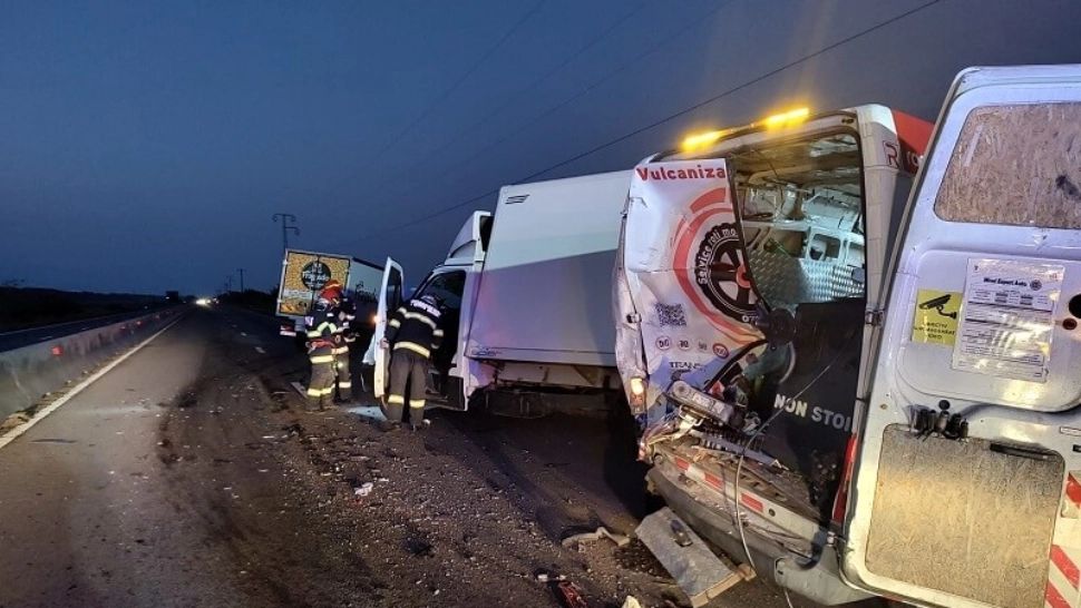 Prăpăd pe străzile din România - Un nou accident grav pe DN1 Ploiești - Brașov - Trei autoutilitare s-au făcut praf