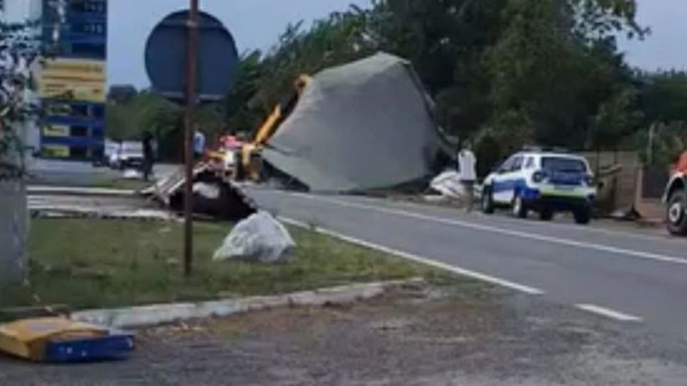  Acoperişul unei benzinării, luat de vânt, a blocat traficul pe DN 6/ Mai mulţi copaci au căzut pe carosabil, după o vijelie puternică - FOTO, VIDEO