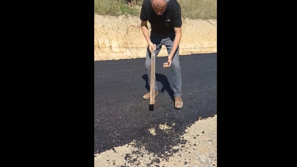 Drum public făcut în batjocură în Satu Mare. Asfaltul de doar câțiva centimetri, dat la o parte cu un băț