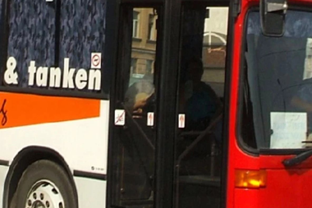 Adolescentă de 16 ani, lovită și jignită de șoferul unui autobuz din Arad pentru că nu a vrut să plătească biletul la suprapreț 