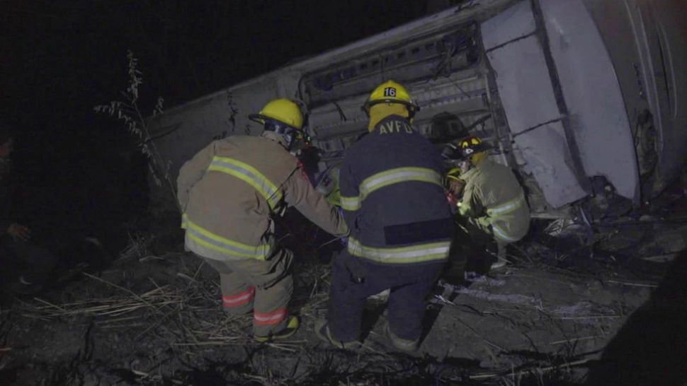 Autobuz răsturnat într-o râpă - Cel puțin 17 oameni au murit și 22 au fost grav răniți