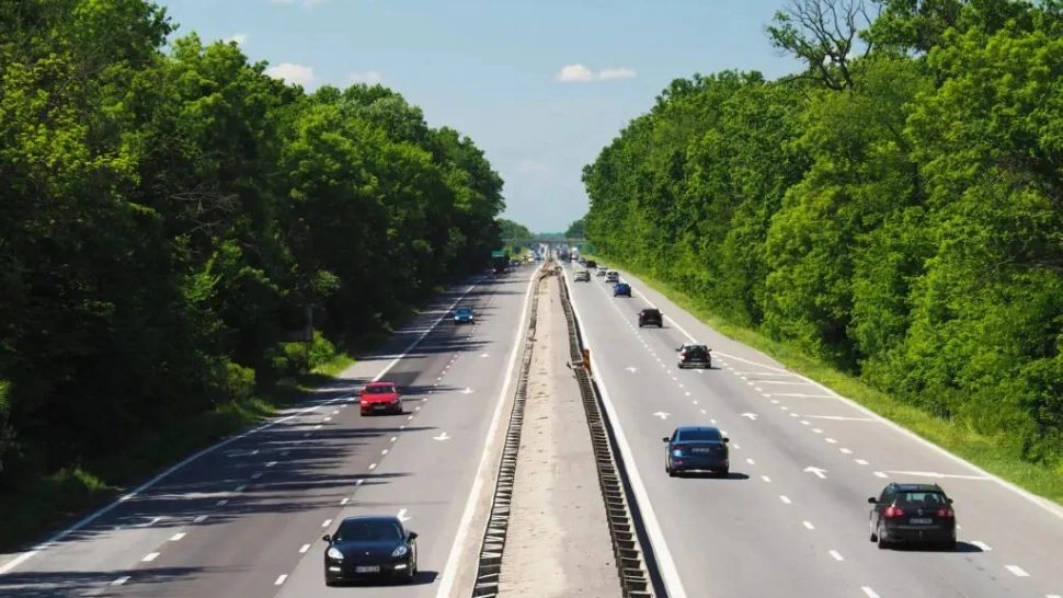 Șofer pe A1, exasperat de flashurile unui român întors din Germania: „Uitați brusc ce înseamnă civilizație și vă manifestați ca mârlanii”