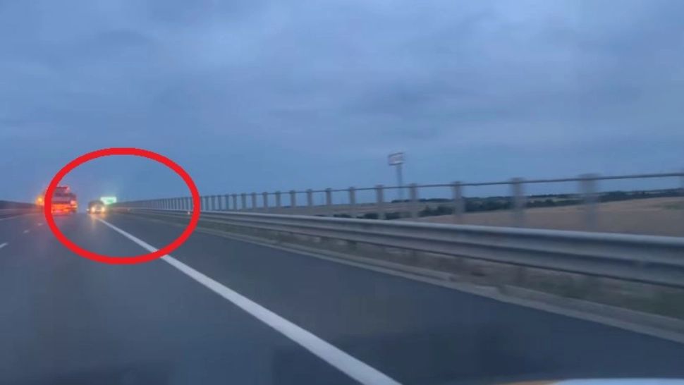 Pericol uriaș - Mașină pe contrasens pe o autostradă din România - Imagini revoltătoare