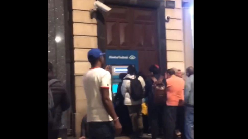 O bancă i-a lăsat pe clienți să retragă banii pe care nu-i aveau. Mii de oameni fericiți din cauza unei erori tehnice