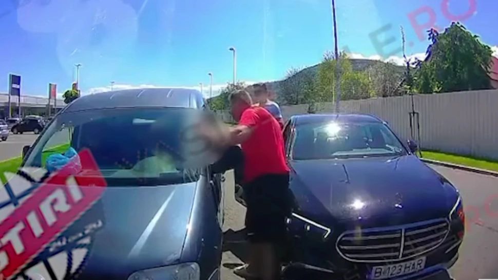 Șofer luat la pumni după o banală șicanare în trafic. Imagini șoc cu scandul - monstru din mijlocul drumului