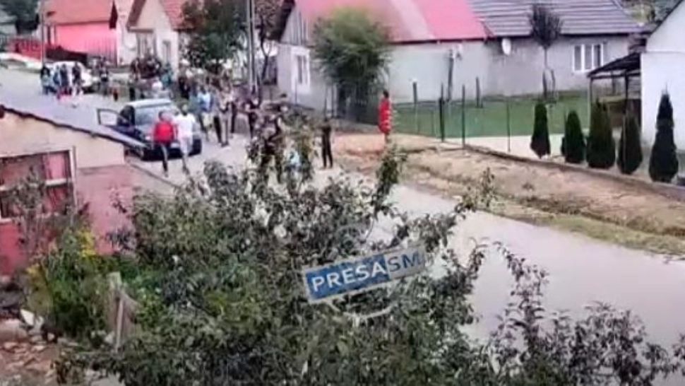 Bătaie ca-n filme într-o comună din Satu Mare - Motivul halucinant de la care a pornit scandalul monstru - VIDEO