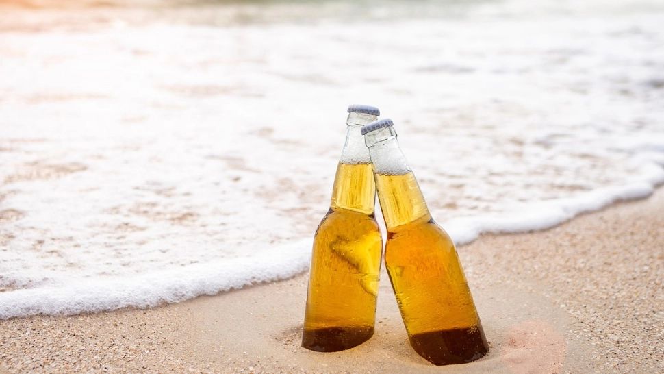 Noua nebunie pe TikTok: Fetele se stropesc cu bere din cap până în picioare, ca să se bronzeze mai bine. Avertismentul specialiștilor