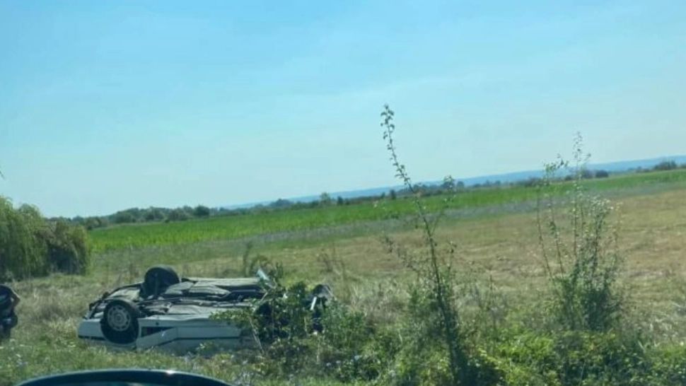 Accident grav în Gorj, cu multiple victime: Intervenția SMURD după ce o mașină s-a răsturnat și a ajuns în câmp, o alta este avariată