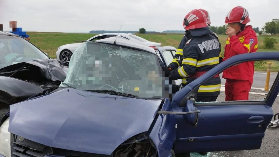 Doi morți și 4 răniți, după ce două mașini s-au ciocnit frontal pe DN2, în județul Ialomița. Trafic restricționat pe sensul de mers Bucureşti-Urziceni - FOTO