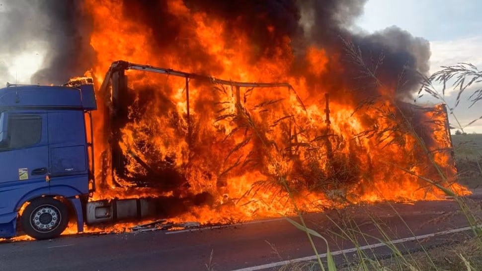TIR în flăcări, pe o şosea din Mehedinţi: un mort. Marfa s-a făcut scrum în câteva secunde - FOTO