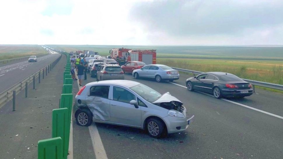 Carambol spectaculos pe Autostrada Soarelui, la ieșirea spre Constanța. Zeci de persoane implicate - FOTO