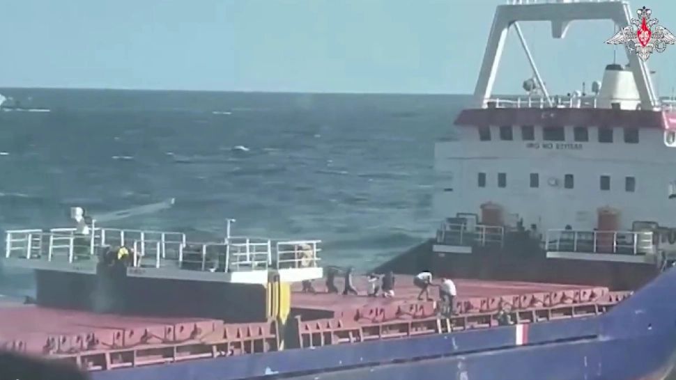 Incident grav pe Marea Neagră, între nave ale Moscovei și un cargou turcesc. Turcia a ”avertizat” Rusia