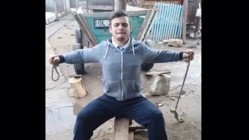 Viral pe Tik Tok. „Arnold de la țară”. A dat sala de antrenamente pe căruța din curte VIDEO