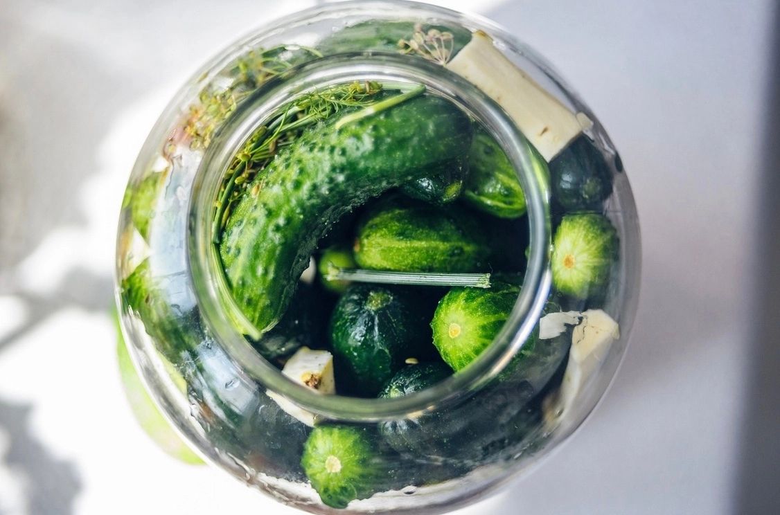 Castraveți de vară în saramură - rețeta lui Radu Anton Roman. Ingredientul care îi păstrează crocanți și peste iarnă