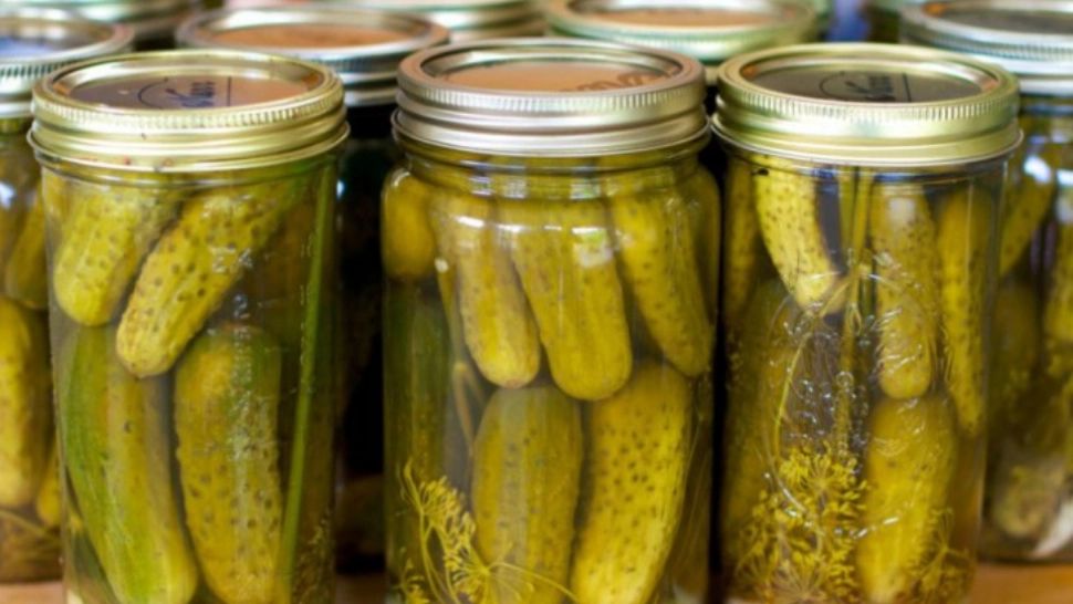 Cei mai delicioși castraveți la borcan. Rețeta cu care Sofia Vicoveanca face furori: ingredientul care-i dă savoare