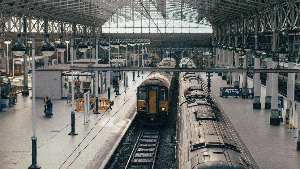 Două persoane, arestate după un atac fără precedent asupra sistemelor de comunicații ale căilor ferate poloneze