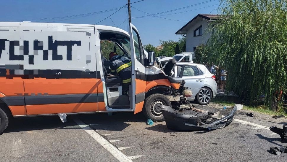 Accident GRAV într-o localitate din Satu Mare. Şase persoane, inclusiv doi minori, sunt rănite FOTO