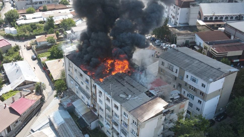 Incendiu uriaș în Huși: Mansarda unui bloc, în flăcări - Intervenție urgentă a pompierilor - 30 de persoane evacuate