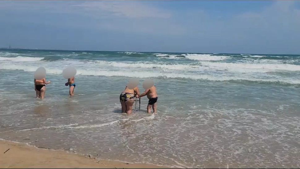 O femeie a intrat cu cadrul de sprijin în marea agitată, la Eforie. Reacție șocantă la adresa salvamarilor - VIDEO