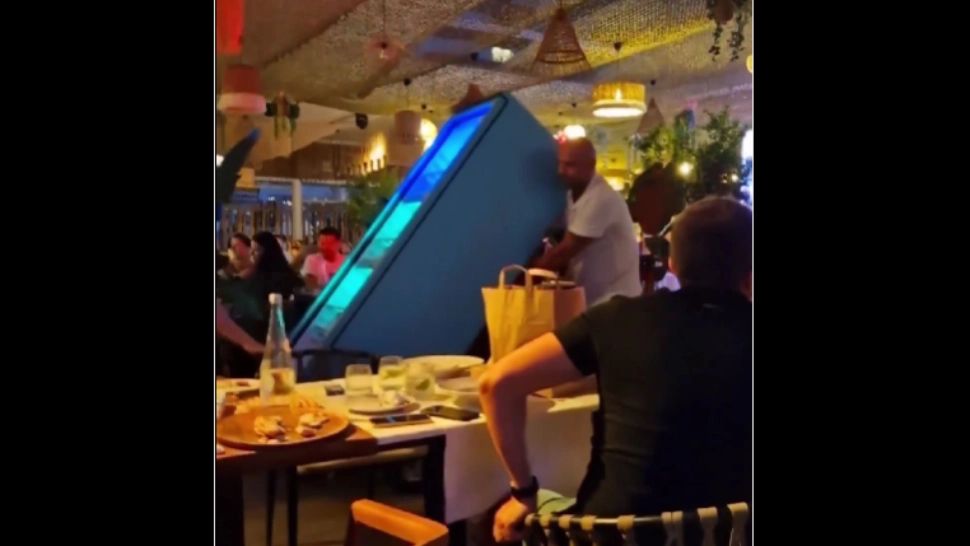 Noua fiță pe litoral: Șampania adusă cu tot cu frigiderul, care luminează ca un girofar