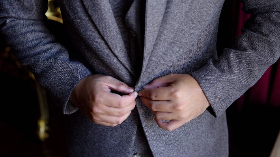 Motivul pentru care nasturii cămășii pentru bărbați sunt pe partea opusă decât nasturii de pe cămășile pentru femei 