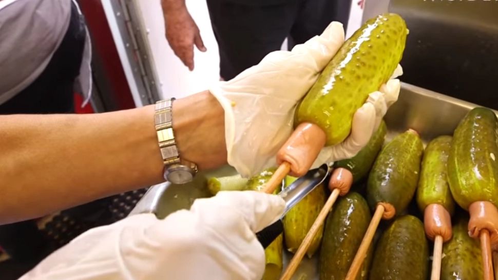 Hotdog în castravete murat, apoi învelit în foietaj, găselnița culinară care a înnebunit internetul