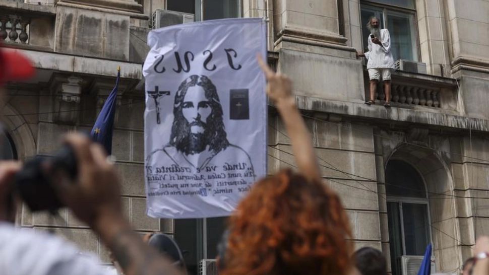 "Stegarul dac" a coborât de la balconul Ministerului Sănătății. Sunt alpinist care luptă pentru drepturile românilor - VIDEO