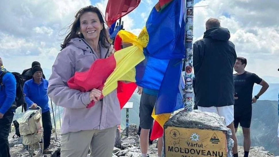 Carmen Iohannis, fotografie de pe vârful Moldoveanu - În fundal, președintele Iohannis stă de vorbă cu mai multe persoane