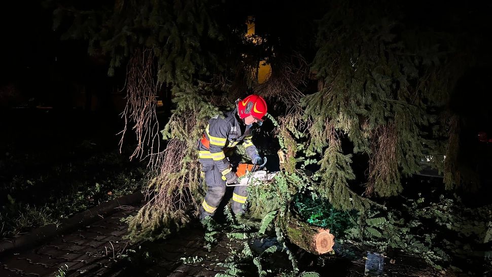 35 de localităţi din 19 judeţe şi Capitala, afectate de vijelii şi de ploile abundente - Oameni, EVACUAȚI