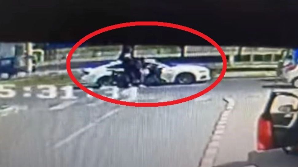 Jaf ca în filme pe o stradă din București - Doi indivizi pe scuter au lovit intenționat o mașină și au sustras 48.000 de euro - De unde aveau pontul - VIDEO