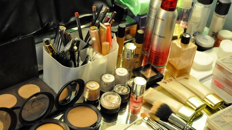 La ce altceva mai poți folosi produsele de machiaj. 9 întrebuințări mai aparte