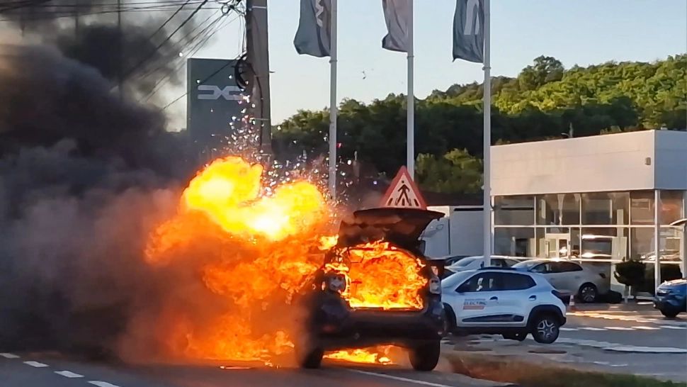 Mașina unui activist român care spirijină Ucraina ar fi fost incendiată - Bărbatul crede că a fost victima unui atentat al celor care susțin Rusia