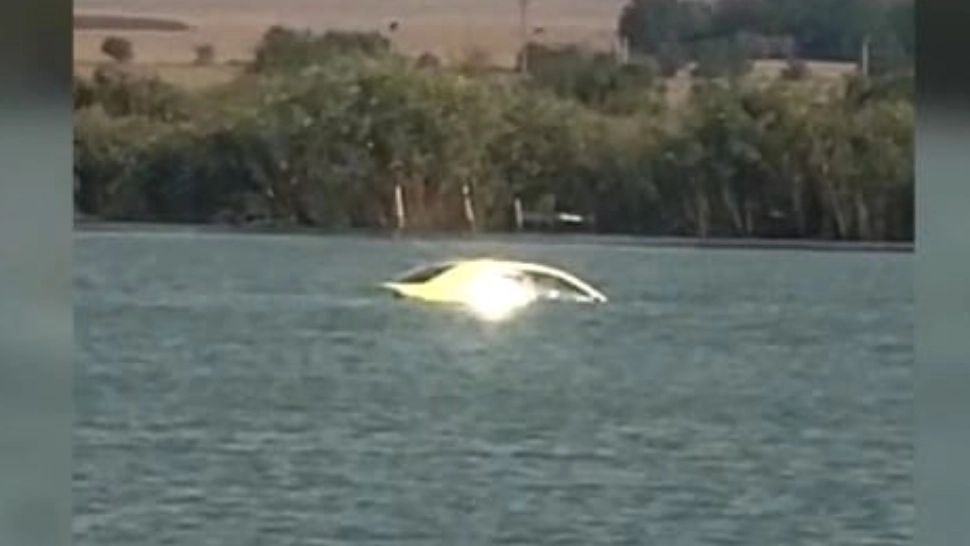 "Plouă și cu mașini". Val de comentarii după ce un autoturism a ajuns în mijlocul unui lac din Constanța - VIDEO