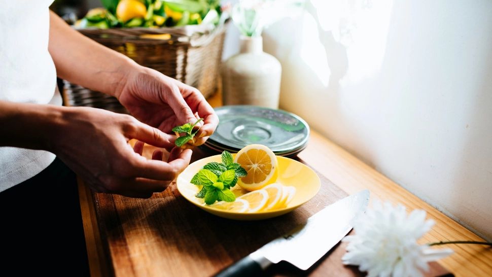 Apă de gură făcută în casă. Rețeta care îți salvează bugetul