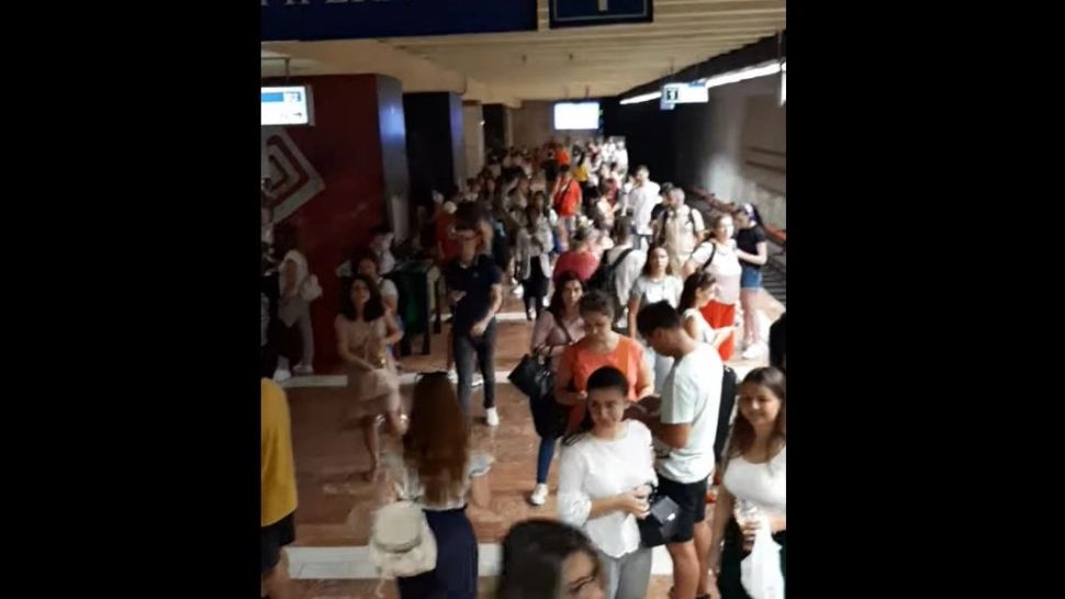 Haos la metrou, în această dimineață. O garnitură s-a stricat în stația Tineretului. Se circulă pe un singur sens VIDEO