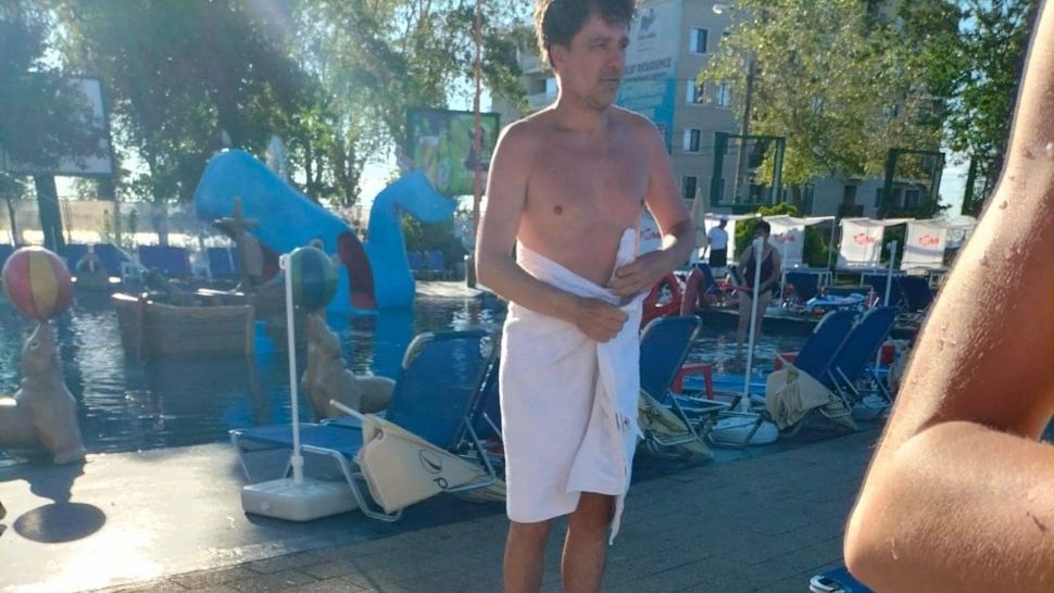 Nicușor Dan, în prosop, la mare - Primarul se relaxează în timp ce bucureștenii n-au apă caldă de la 1 august