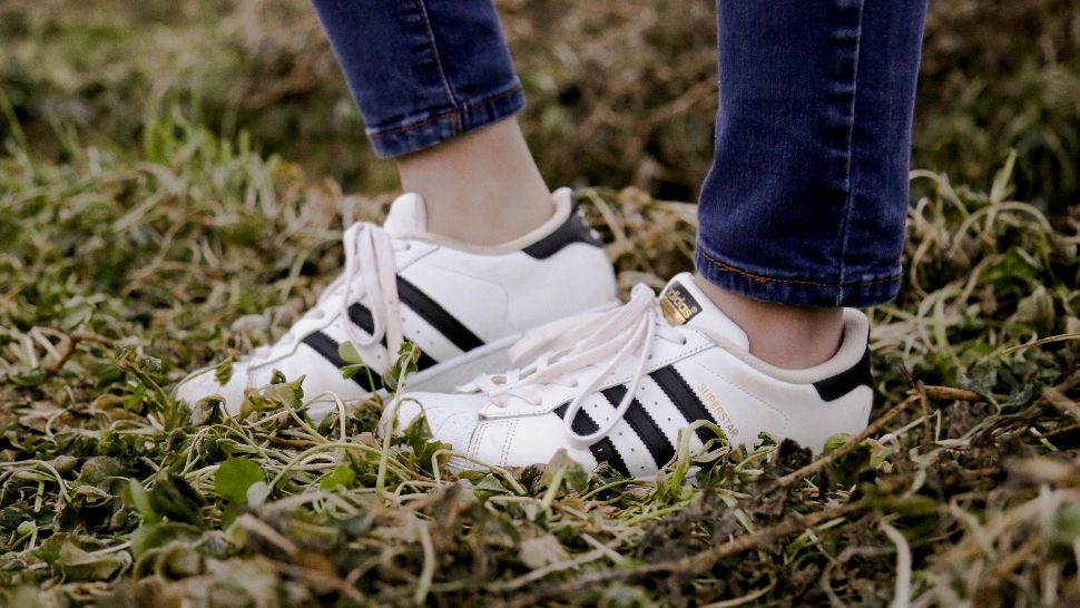 Cum cureți pantofii sport care s-au murdărit și îngălbenit - Sfaturi practice care îi vor face să arate ca noi