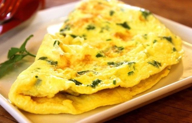 Așa faci cea mai bună omletă. Ingredientul care îi dă un gust aparte