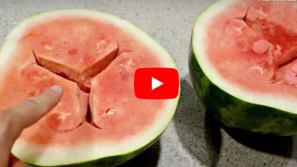 VIDEO - Nu mânca pepenele dacă vezi acest semn în interiorul lui - Poate fi un pericol pentru sănătate