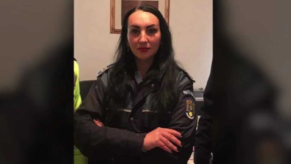 Polițista care a furat țigările confiscate e din nou în uniformă. S-a întors la muncă iar statul îi plătește transportul