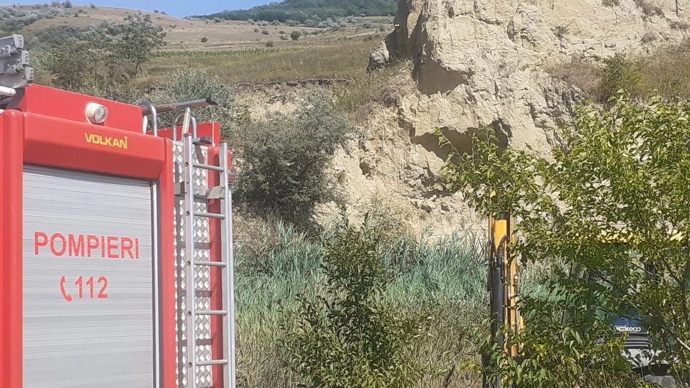 Intervenție dificilă a pompierilor - Un bărbat a murit după ce a fost prins sub un mal de pământ