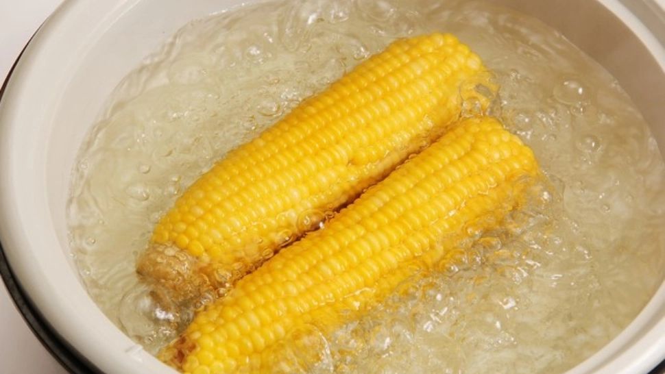 Adaugă acest ingredient în apa în care fierbi porumbul și va ieși moale și mult mai gustos