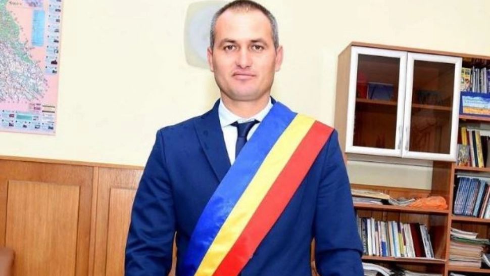 Confruntat de jurnaliști, Primarul din Crevedia l-a luat pe „Nu Știu” în brațe: „Nu știu, nu este în competența primăriei, nu le-am văzut”