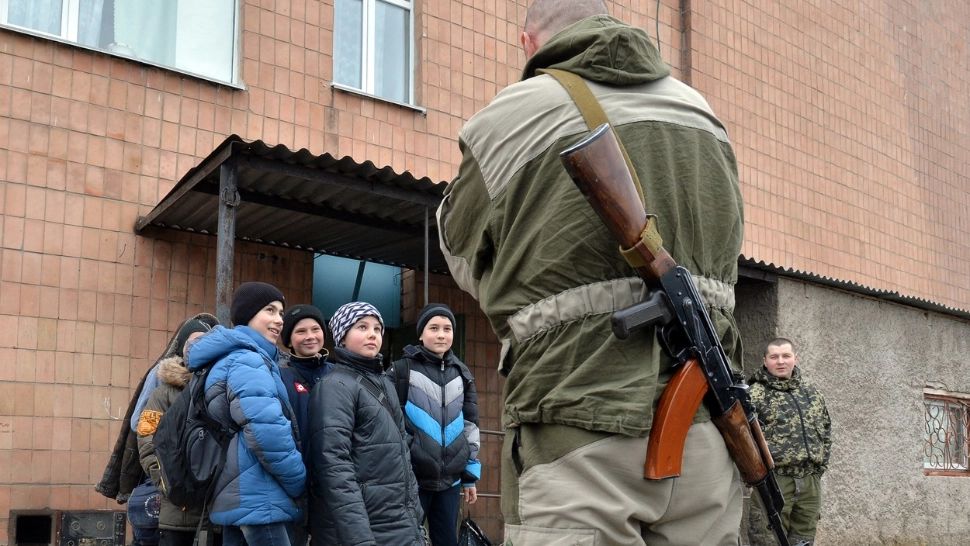 Putin reînvie pregătirea militară din epoca sovietică. Elevii ruşi vor învăța să piloteze drone și să tragă cu Kalaşnikovul