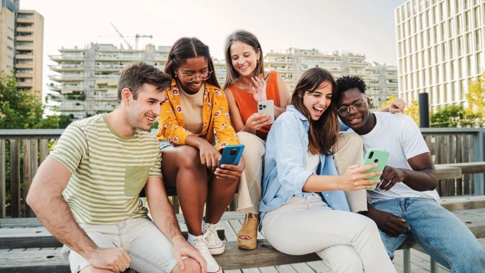 Adolescenții cred mai mult decât adulții teoriile conspiraționiste propagate online - Studiu