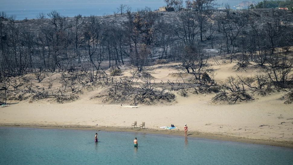DECIZIA guvernului elen pentru turiștii evacuați din Rhodos din cauza incendiilor: vacanță gratuită
