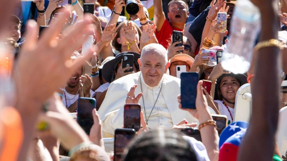 Papa Francisc a dat ultima tușă pe o pictură murală de 3 kilometri, într-o școală din Lisabona: V-aţi pictat propria Capelă Sixtină