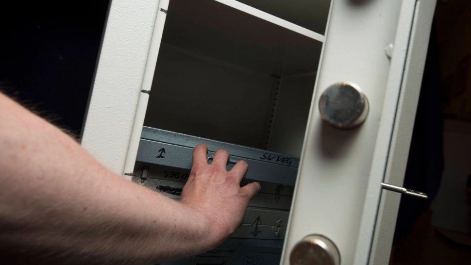 Top 10 locuri din casă în care să nu ascunzi BANII. Le știe și un hoț debutant